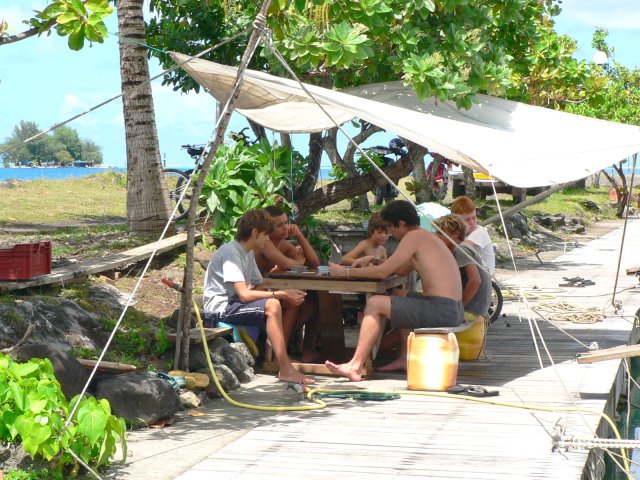 04- Les enfants s'installent sur le ponton 
